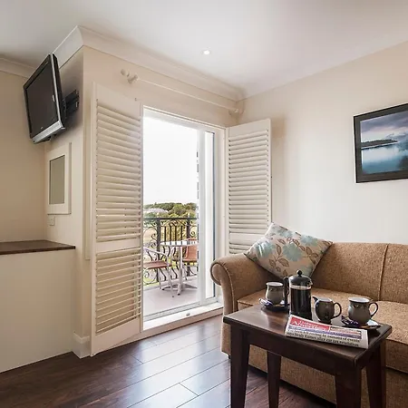 Sea Breeze Bed & Breakfast 4*